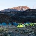 Tält framför Kilimanjaro Vi bor i tält under vår vandring mot Kilimanjaro