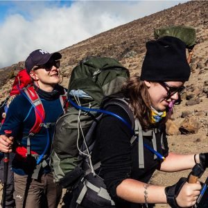 Njuter av grupp expeditionsresor till kilimanjaro