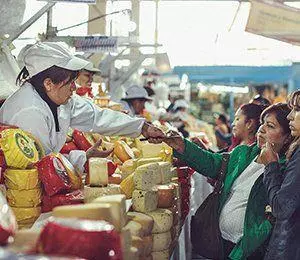 Vi besöker marknaden Pisac i början av vår rutt längst Inkaleden