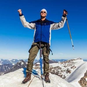 Swett försäkrar sina kunder med vajrar så ni kan njuta på toppen av Kebnekaise helt säkert