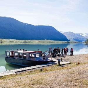 På hemresan från Kebnekaise får du möjlighet att åka en bit med båt för att spara krafter