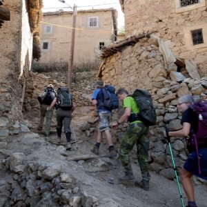 gå genom marockanska staden innan vandringen till Atlas Mountain