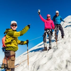Lyckliga turister vid kebnekaise resa