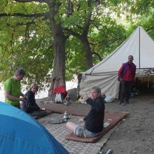 Efter en natts tältning väntar vandring i Atlasbergen