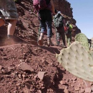 Vi vandrar på sandfärgade berg i Atlasbergen