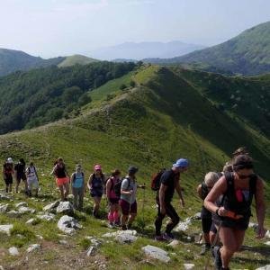 En grupp vandrar mot en av topparna i de Apuanska alperna, Cinque Terre