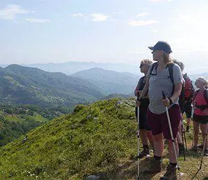 Kikar ut över de Apuanska alperna i Cinque Terre