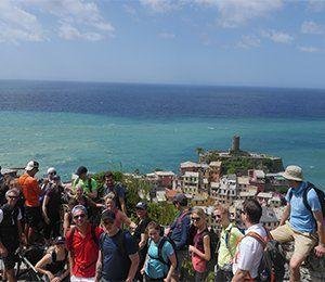 Gruppbild vid kusten i Cinque Terre