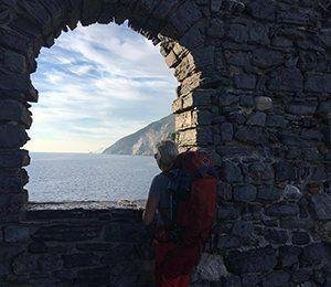 Kollar ut från ett torn mot Cinque Terres kust