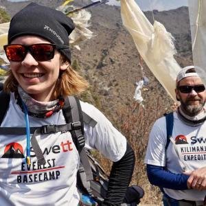 Glada deltagare på Swetts vandring mot Everest Base Camp