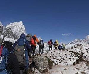 Vandring på hög höjd i Himalaya mot Everest Base Camp
