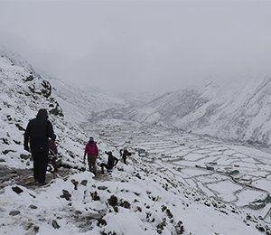Vandringen fortsätter i snö mot Everest Base Camp