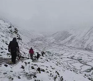 Vandringen fortsätter i snö mot Everest Base Camp