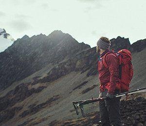 man med stavar inkalden