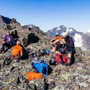 Ny energi för att klara resten av bestigningen av Kebnekaise