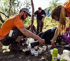 Gruppen stannar för ny energi i vandringen mot Kebnekaise
