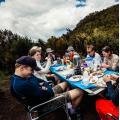 Mat utomhus efter dagens vandring mot Kilimanjaro Mat utomhus efter dagens vandring mot Kilimanjaro