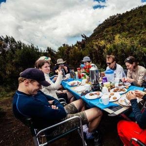 Det är härligt att sitta i Tanzanias miljöer och äta efter en dags vandring mot Kilimanjaro