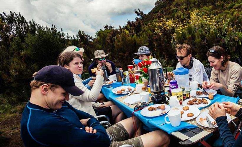 Mat utomhus efter dagens vandring mot Kilimanjaro Mat utomhus efter dagens vandring mot Kilimanjaro