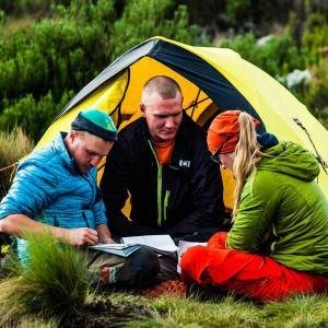 En guide visar deltagarna hur vår väg mot Kilimanjaro ser ut