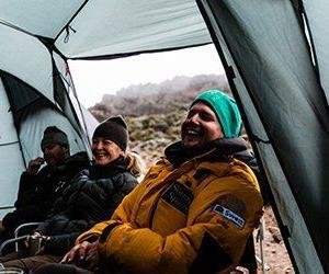 Efter en lång dags vandring mot Kilimanjaro är det skönt att sätta sig i tältet, äta god mat och umgås