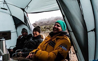 Efter en lång dags vandring mot Kilimanjaro är det skönt att sätta sig i tältet, äta god mat och umgås