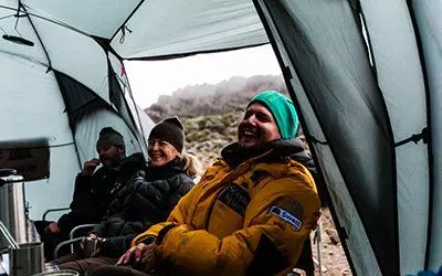 Efter en lång dags vandring mot Kilimanjaro är det skönt att sätta sig i tältet, äta god mat och umgås