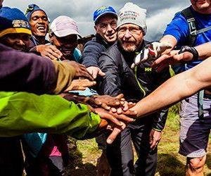 Med Swett tar vi oss som grupp uppför Kilimanjaro