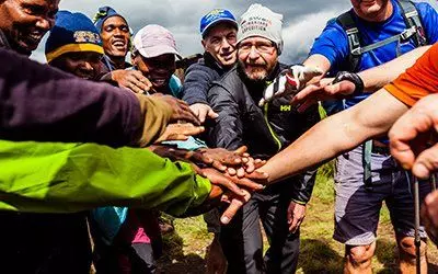 Med Swett tar vi oss som grupp uppför Kilimanjaro