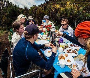 Efter en dags vandring mot Kilimanjaro ser vi på Swett till att du får äta god mat