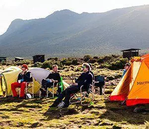 Det är härligt att sitta i naturen i Tanzania på vägen mot Kilimanjaro