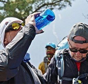 En välbehövlig sipp av vatten på vandringsturen med Swett
