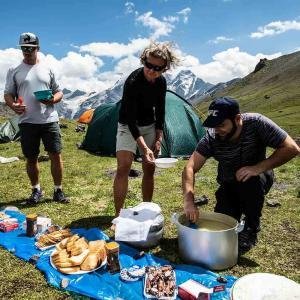 God mat i vacker natur vid Elbrus