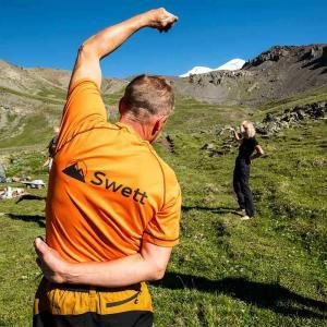 Stretchar inför dagens vandring mot Elbrus