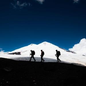 Vandrar uppför Elbrus i magisk natur