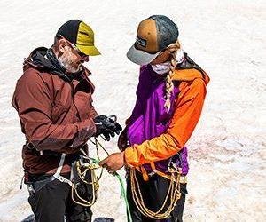 Swetts expeditionsledare hjälper en resenär på Elbrus