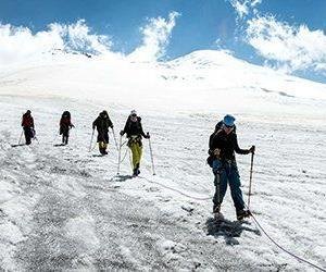 Vandrar nedåt från Elbrus med Swett
