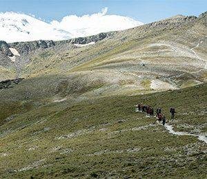 Vandring i mäktiga miljöer på vägen från Elbrus