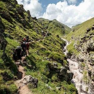 Vandrar bredvid ett vattendrag på väg mot Elbrus