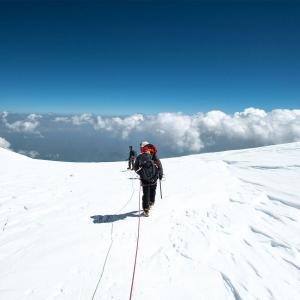Vandringen ner från toppen av Elbrus börjar