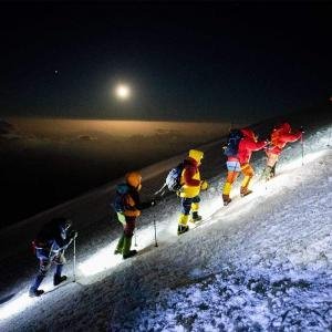 Vandrar upp för Elbrus i mörkret