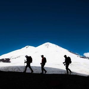 Vandrar på avskild rutt mot toppen av Elbrus